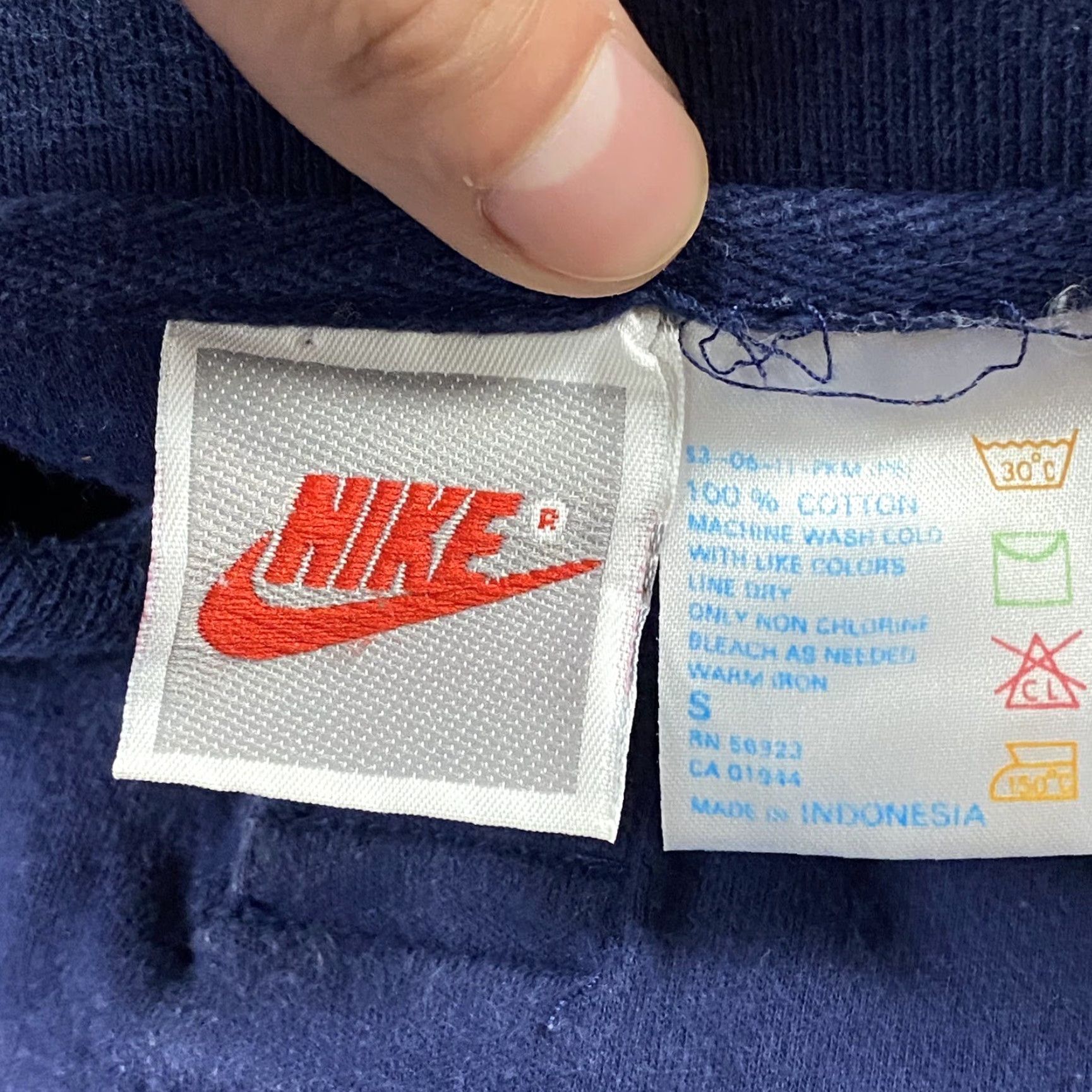 Nike VINTAGE 90S NIKE POLO SHIRT EMBROIDERED SWOOSH 100% COTTON MENS SMALL NAVY BLUE Size US S / EU 44-46 / 1 - 2 Thumbnail
