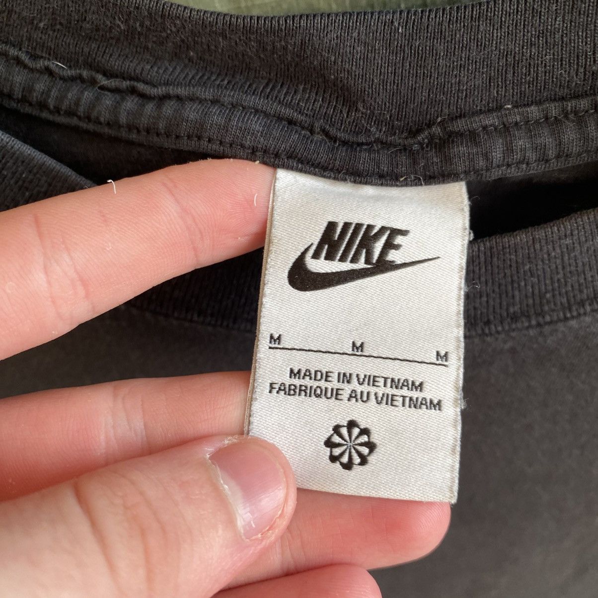Nike Mens Nike Centre small swoosh y2k streetwear basic tee Size US M / EU 48-50 / 2 - 3 Thumbnail