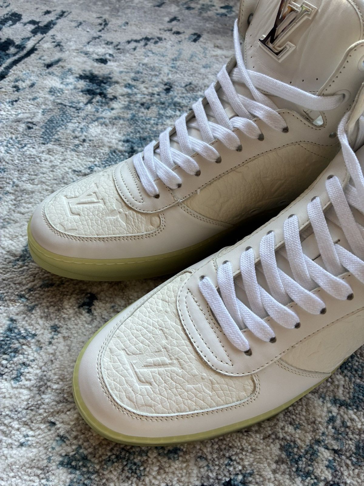 Louis Vuitton Louis Vuitton Rivoli Sneaker Monogram White Leather Size US 7 / EU 40 - 4 Thumbnail