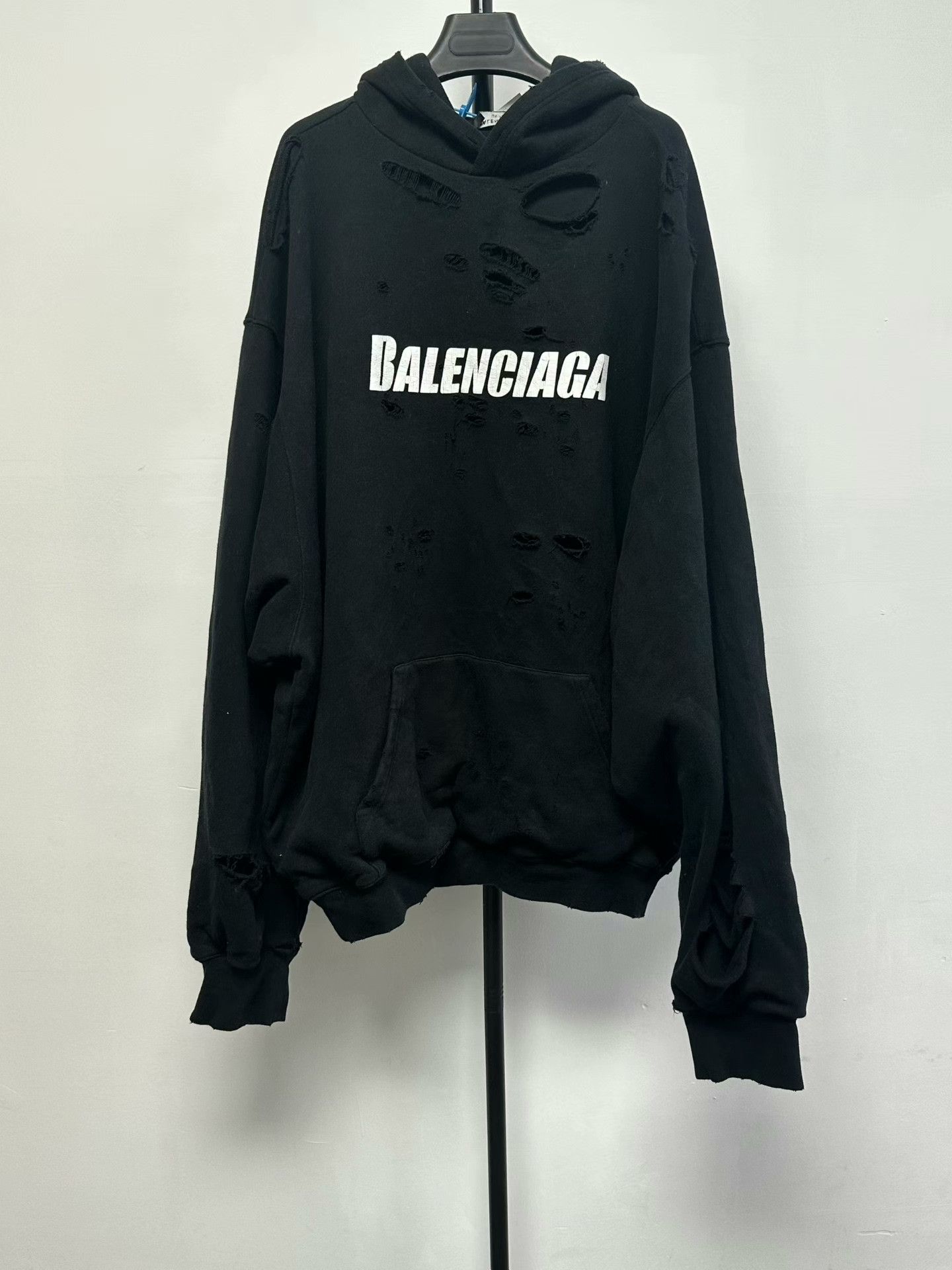 Balenciaga Balenciaga Distressed Logo Hoodie Size L Size US L / EU 52-54 / 3 - 1 Thumbnail