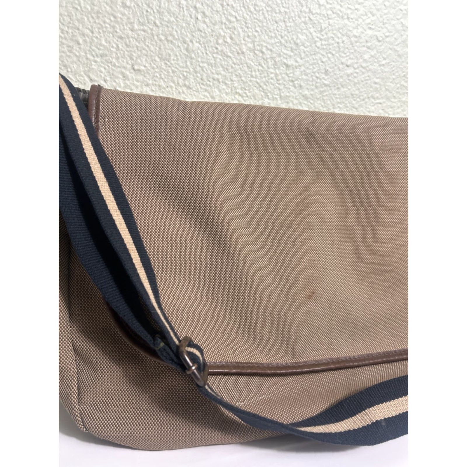 Gap VINTAGE Gap Messenger Bag Beige Polyester Faux Leather Womens 15x10x6 Stains Size ONE SIZE - 3 Thumbnail