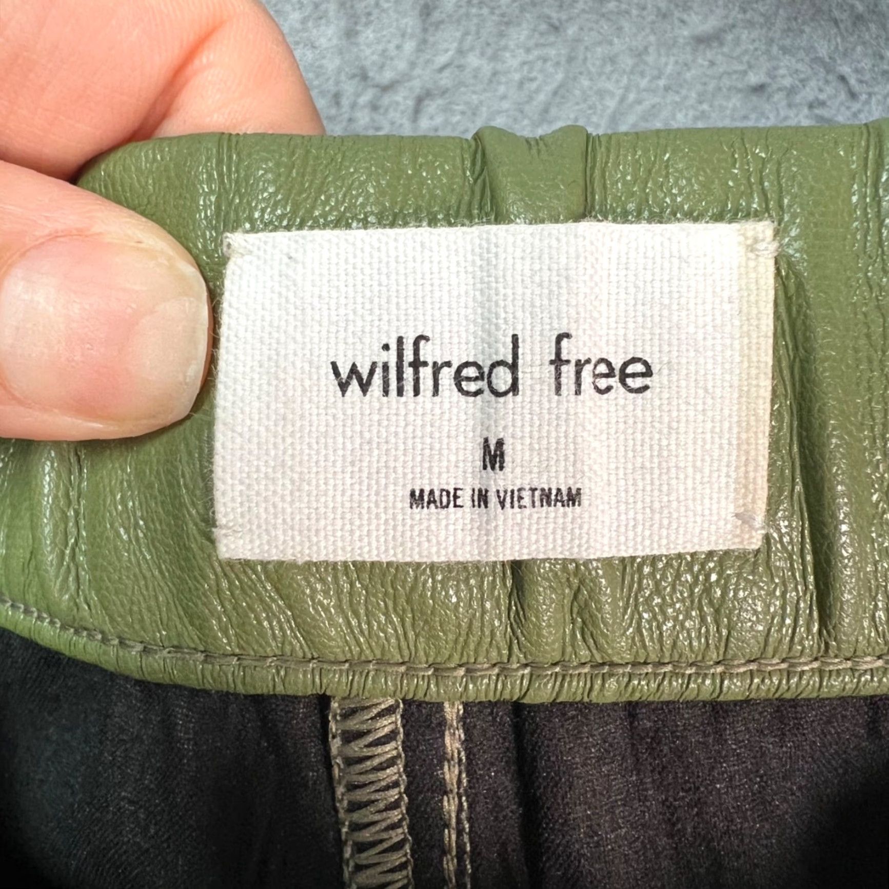 Vintage Wilfred Cargo Joggers Womens Medium Green Faux Leather Polyester Polyurethane Tapered 28in Inseam High Rise Slim Casual Pants Mens Womens Girls Size 32" / US 10 / IT 46 - 3 Thumbnail