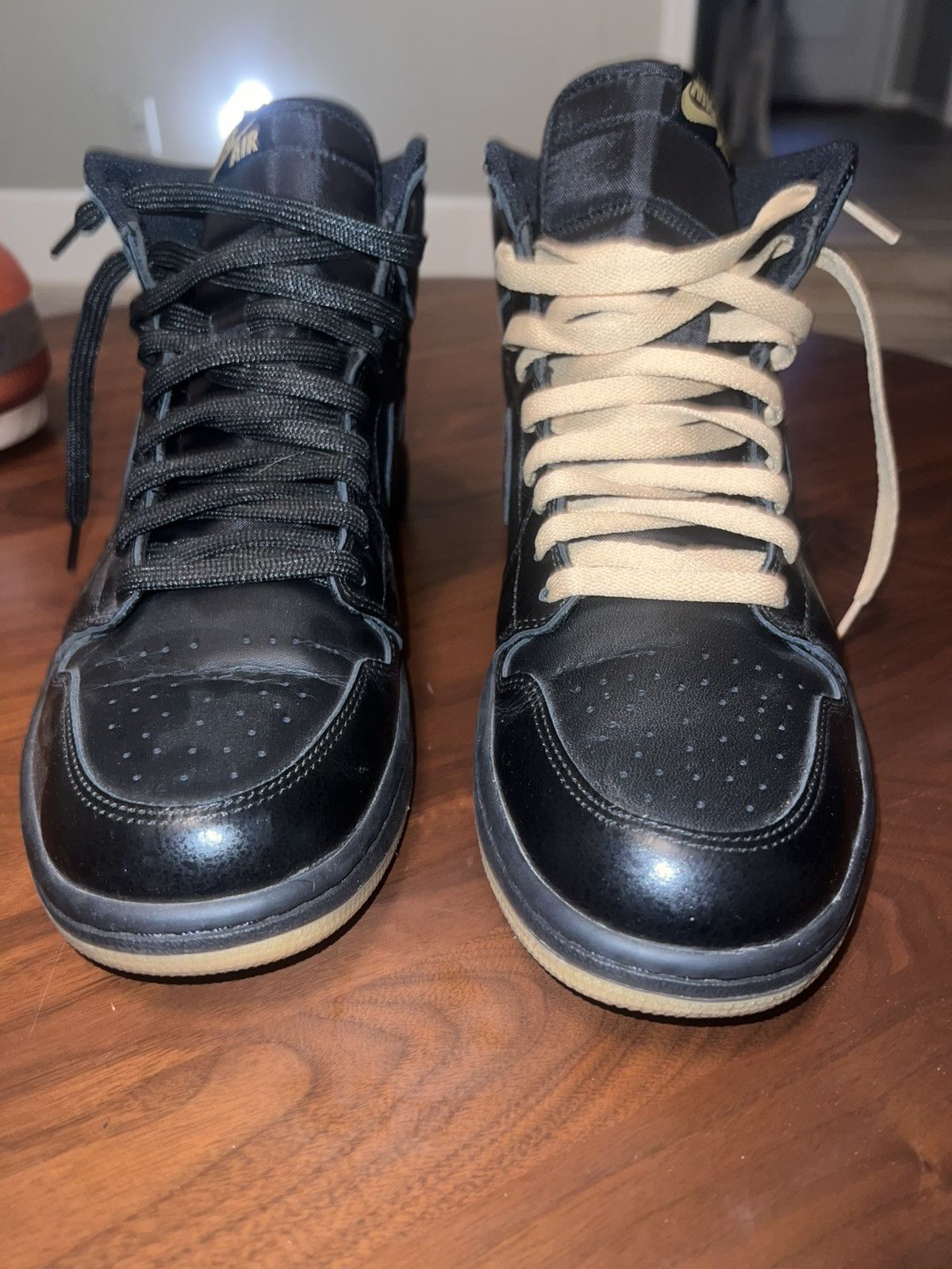 Jordan Brand Air Jordan 1 Retro High Black Gum Size US 10.5 / EU 43-44 - 2 Thumbnail