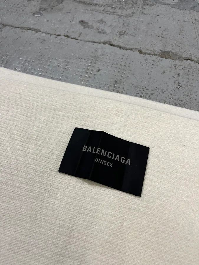 Balenciaga Balenciaga Trompe LOeil Towel Cozy Oversize White Scarf Size ONE SIZE - 7 Thumbnail
