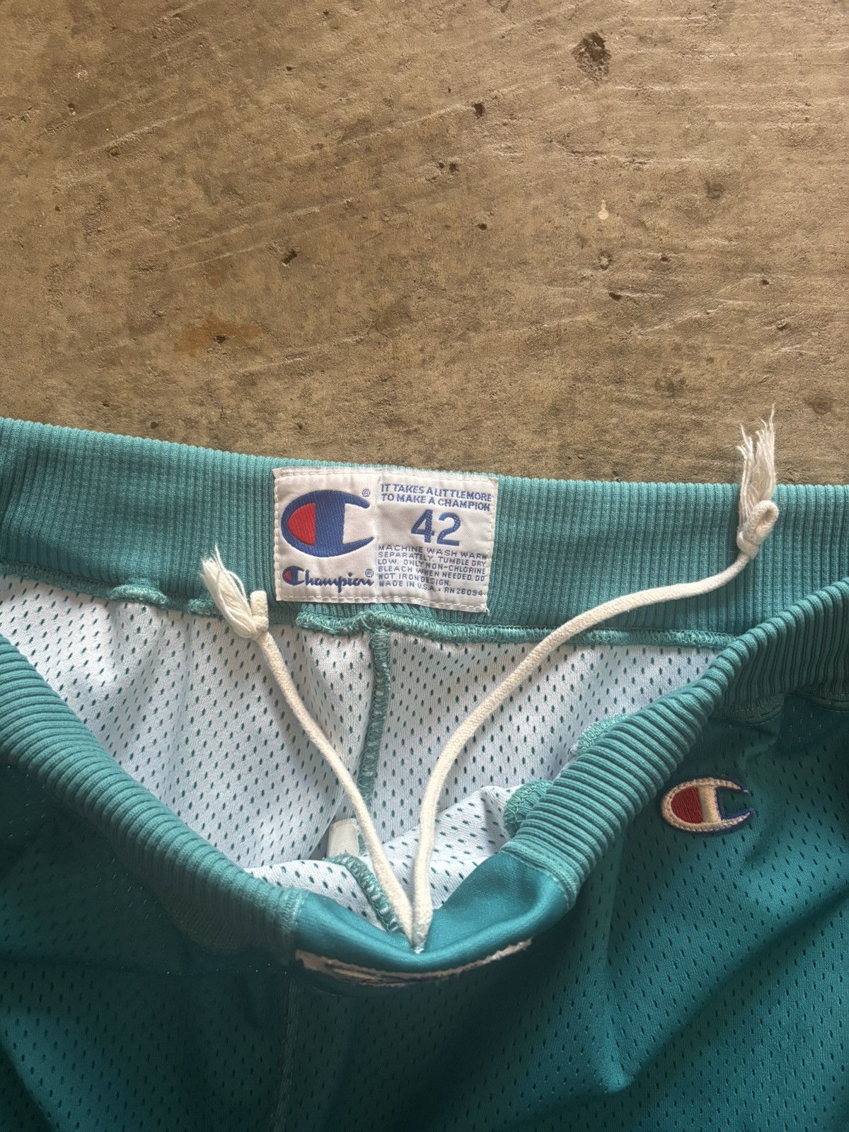 NBA vintage champion hornets basketball shorts Size US 36 / EU 52 - 5 Thumbnail