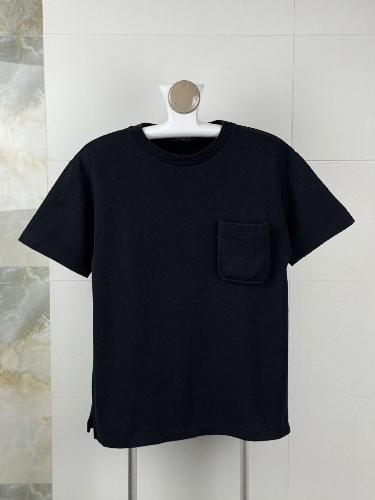 Louis Vuitton LOUIS VUITTON t-shirt Monogram navy 3D Pocket MEN size S Size US S / EU 44-46 / 1 - 1 Thumbnail