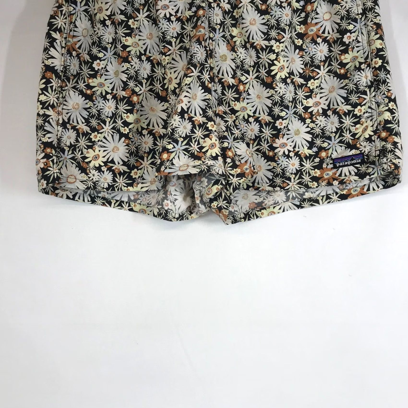 Patagonia Patagonia Women's Bermuda Shorts Black Daisy Floral Print Elastic Waist M/L Casual Beach Size 32" / US 10 / IT 46 - 3 Thumbnail