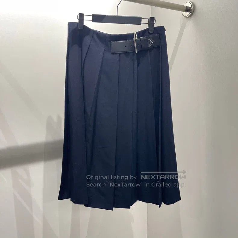 Prada Prada Belt classic triangle pleated skirt Size 25" / US 0 / IT 36 - 1 Thumbnail