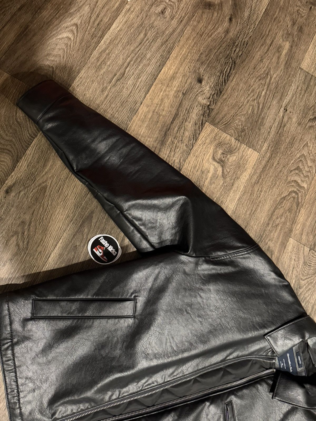 Abercrombie & Fitch Cropped Vegan Leather Zip Trucker Jacket Size US XL / EU 56 / 4 - 3 Thumbnail