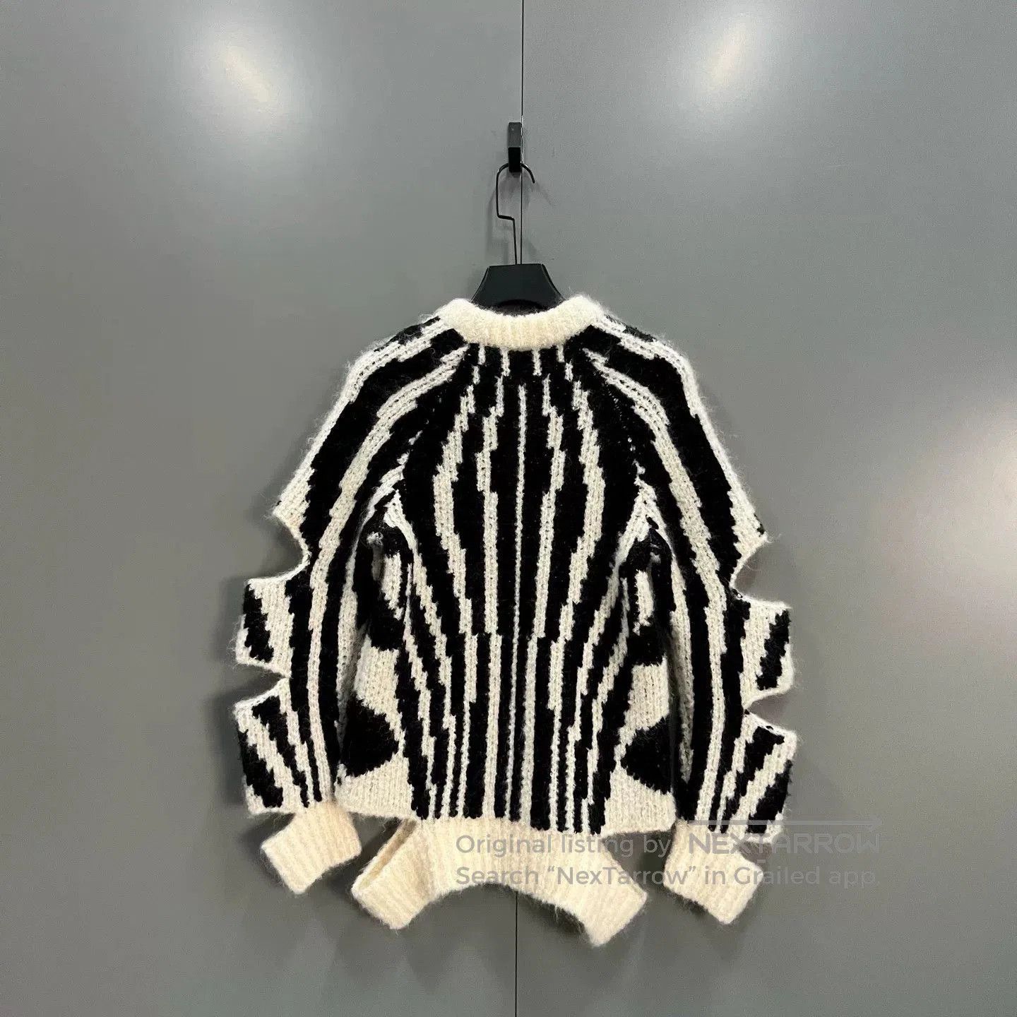 Burberry burberry zebra design wool sweater size xs. Size XS / US 0-2 / IT 36-38 - 2 Thumbnail