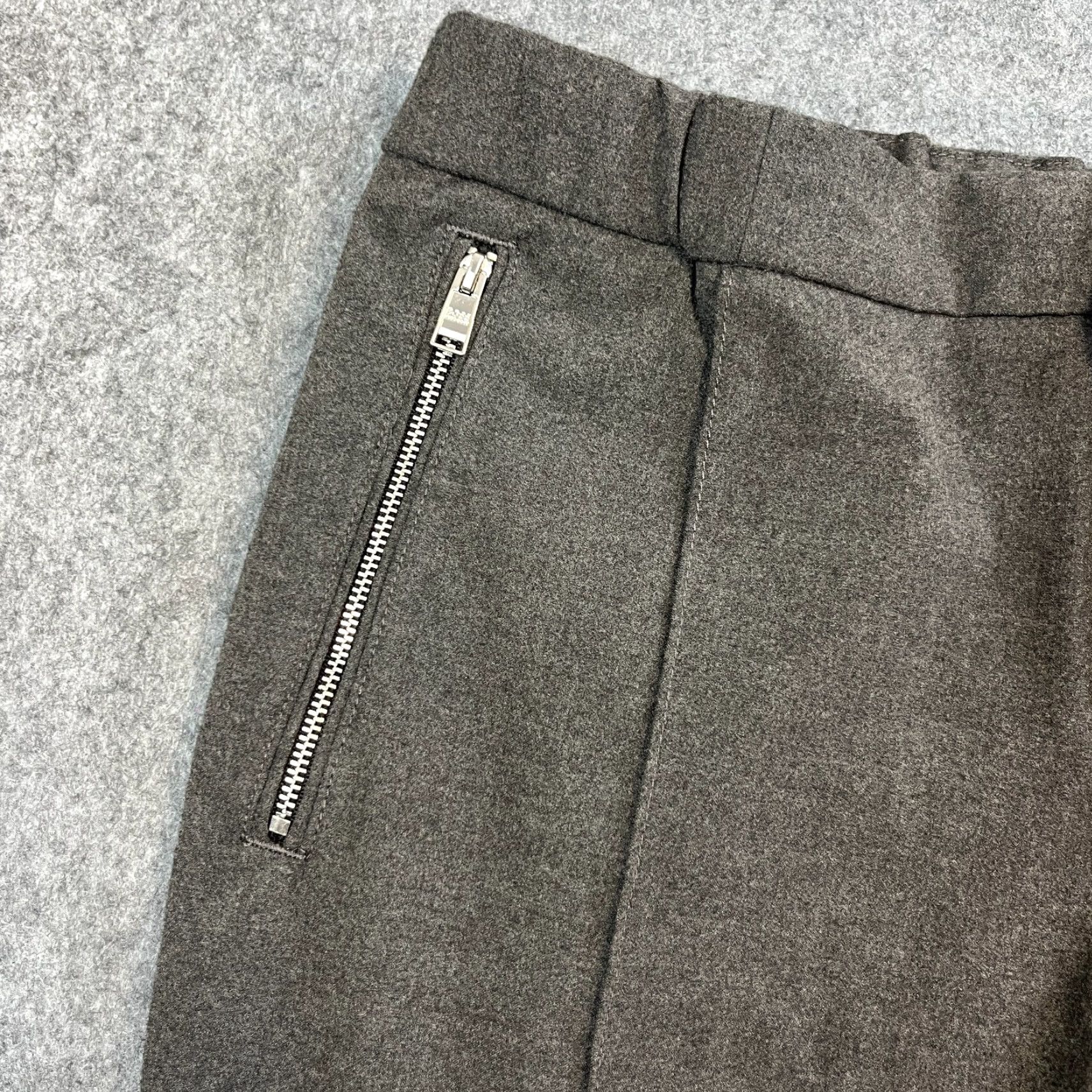 Vintage Hugo Boss Mens Chino Trousers Pants Slim Tapered Fit 30 Grey Pleated Zip Pkts Size US 30 / EU 46 - 7 Thumbnail