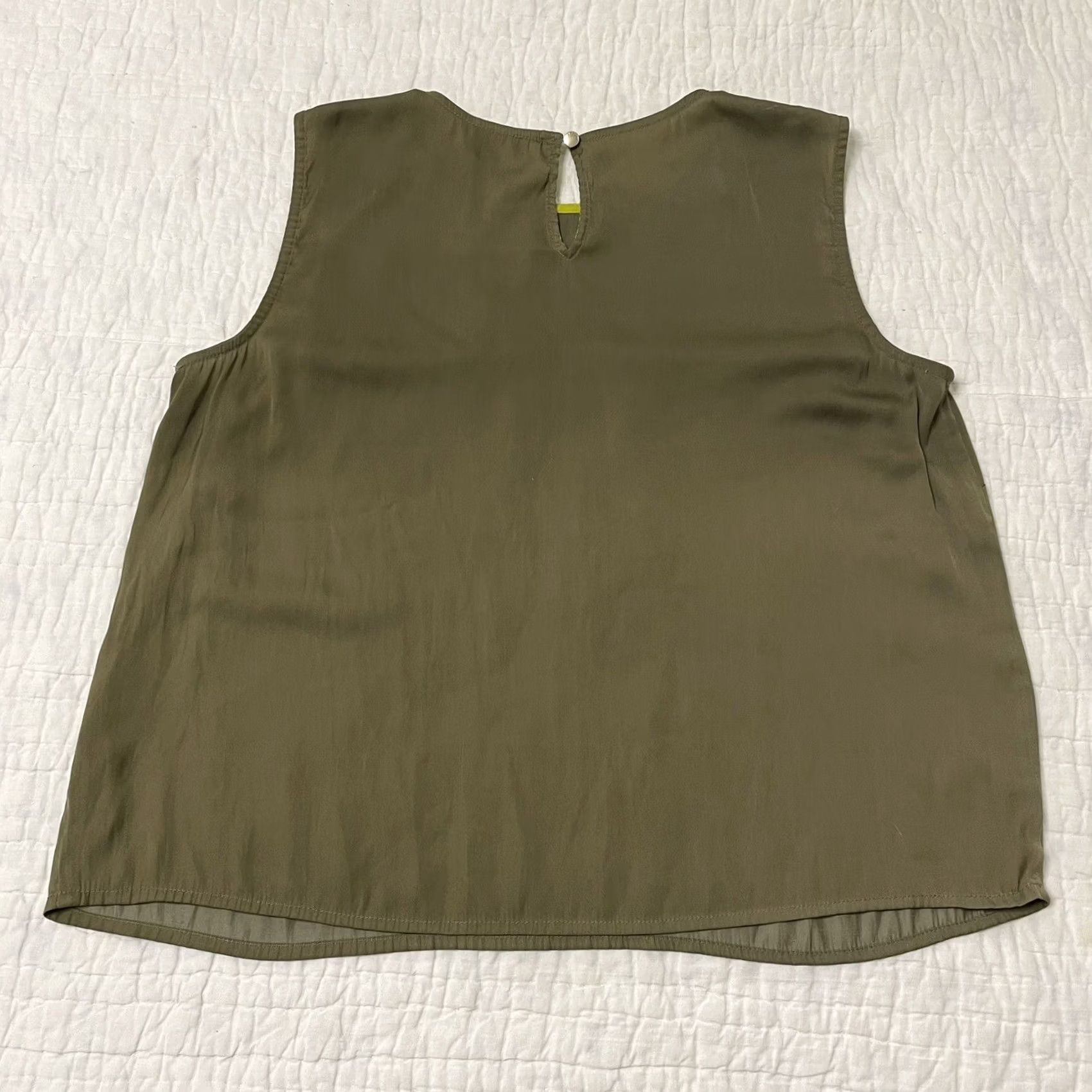 Vince Camuto Vince Camuto Army Green Pocket Front Satin Blouse Cropped Keyhole Sz:M Sleeveless Women’s Regular Size Tee Shirt Top Shirt? Size M / US 6-8 / IT 42-44 - 6 Thumbnail