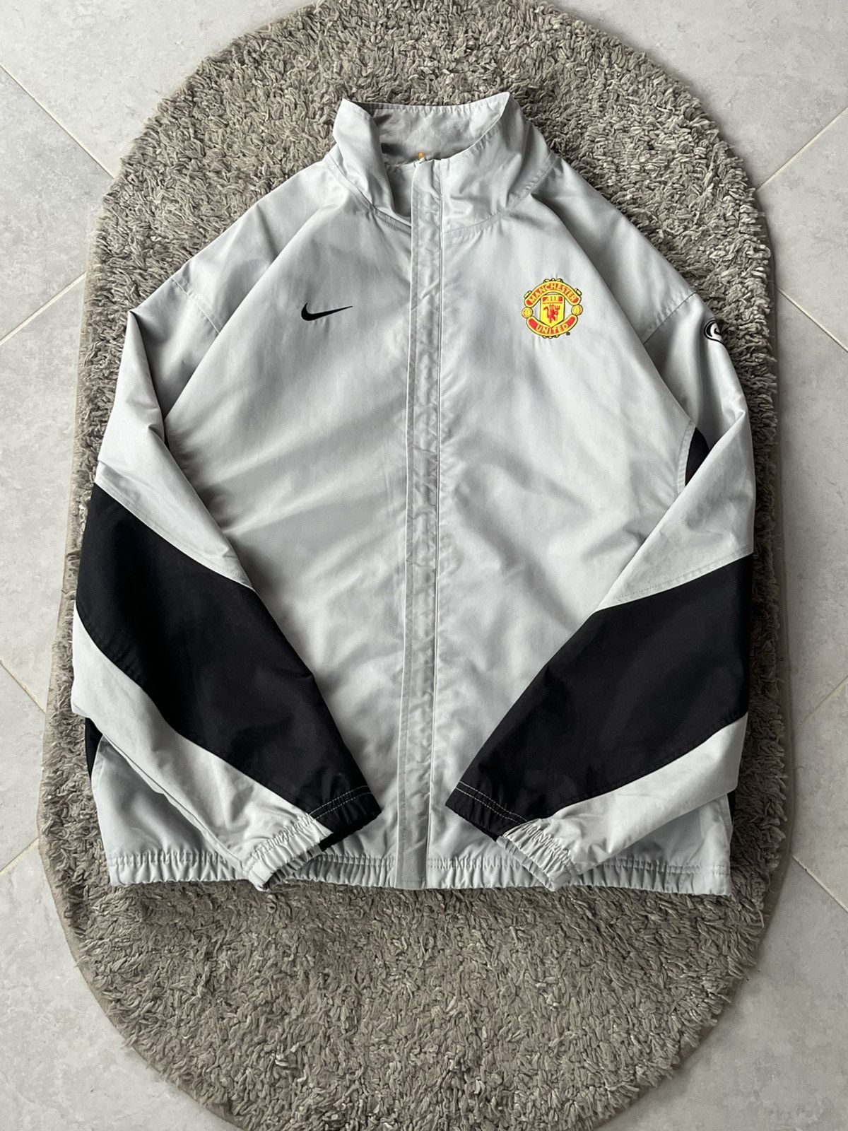 Nike Vintage Nike Light Jacket Soccer football Manchester United Size US L / EU 52-54 / 3 - 5 Thumbnail