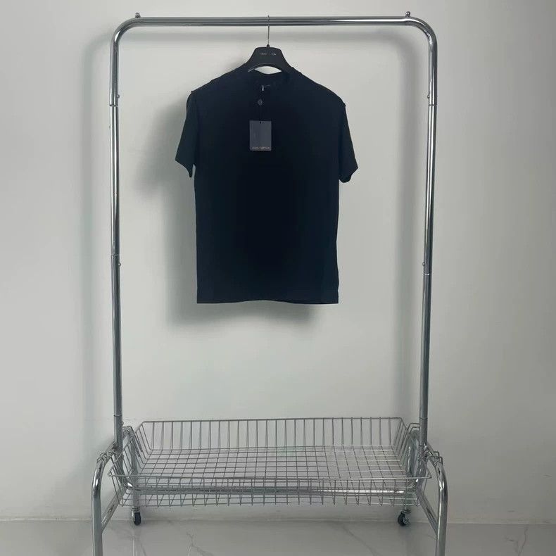 Louis Vuitton Louis Vuitton Black embossed logo short sleeve Size US S / EU 44-46 / 1 - 1 Thumbnail