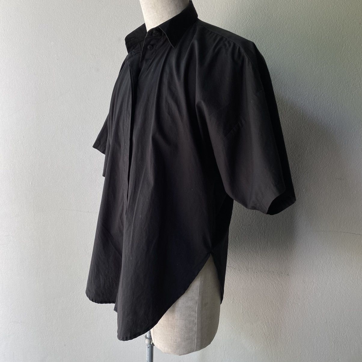 Norma Kamali NORMA KAMALI Black Short-Sleeve Hidden Placket Shirt Size XL / US 12-14 / IT 48-50 - 1 Thumbnail