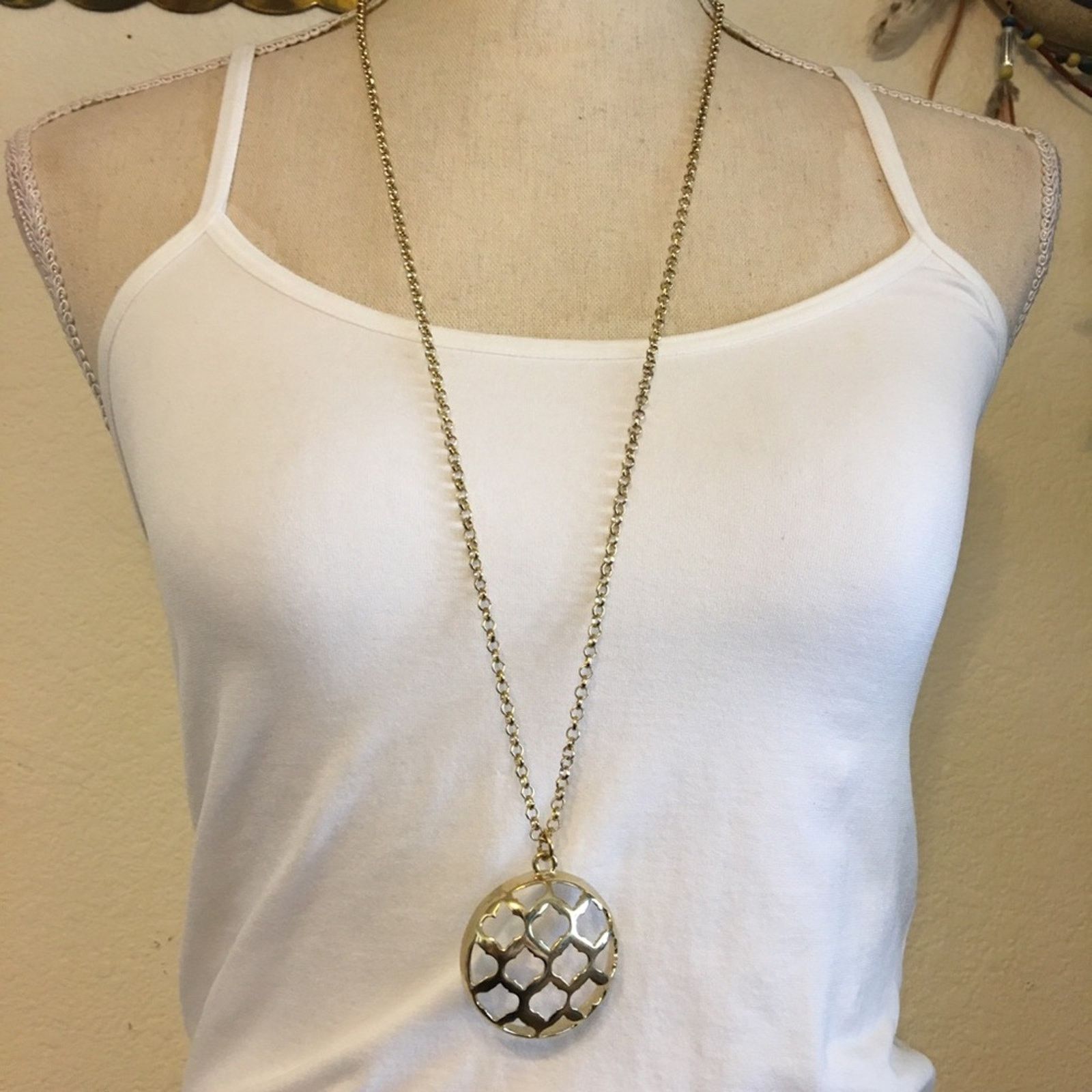 Jewelry Gold tone cut out pattern pendant on chain link Size ONE SIZE - 1 Thumbnail