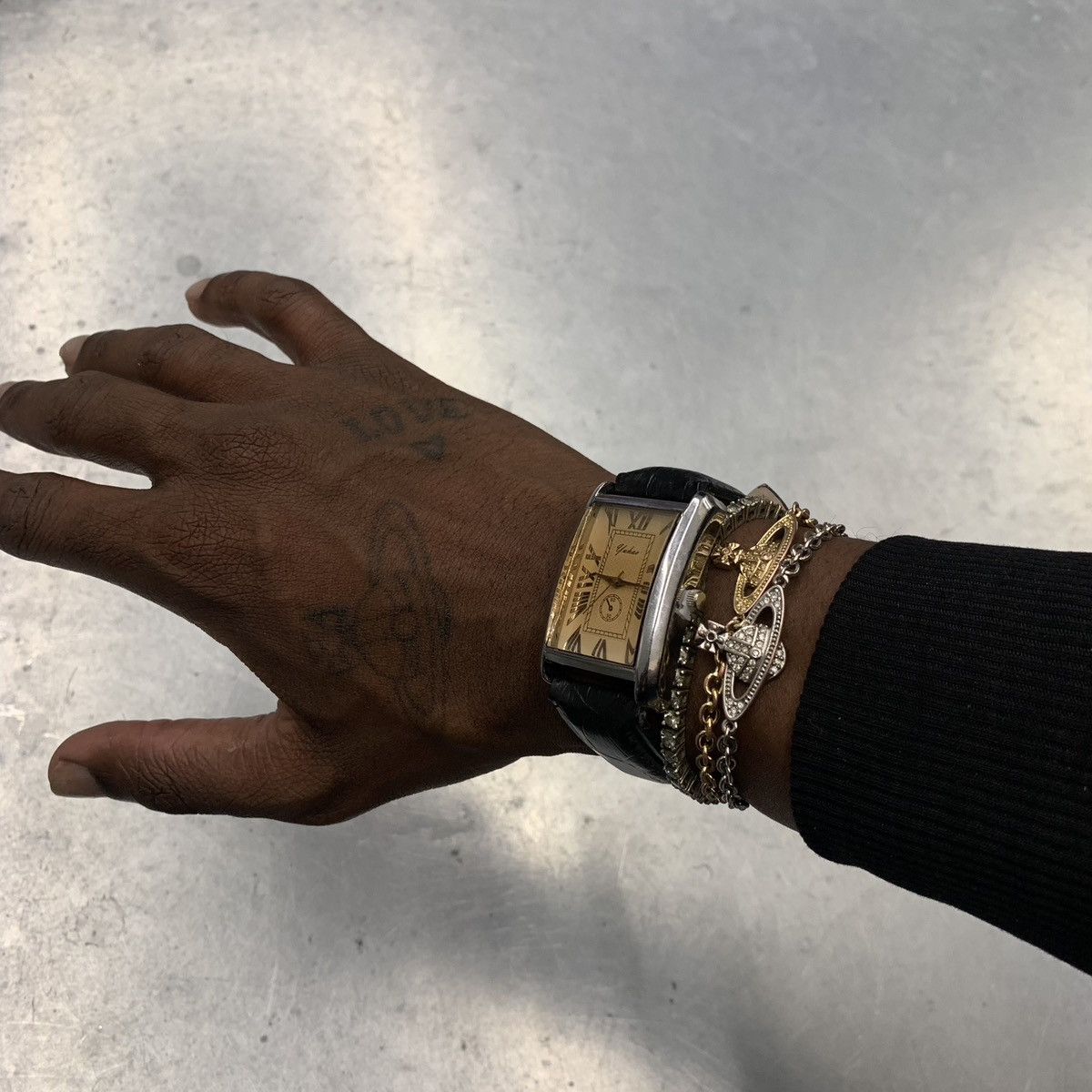 Vintage Vintage 90s vintage retro luxury style gold leather watch Size ONE SIZE - 2 Thumbnail