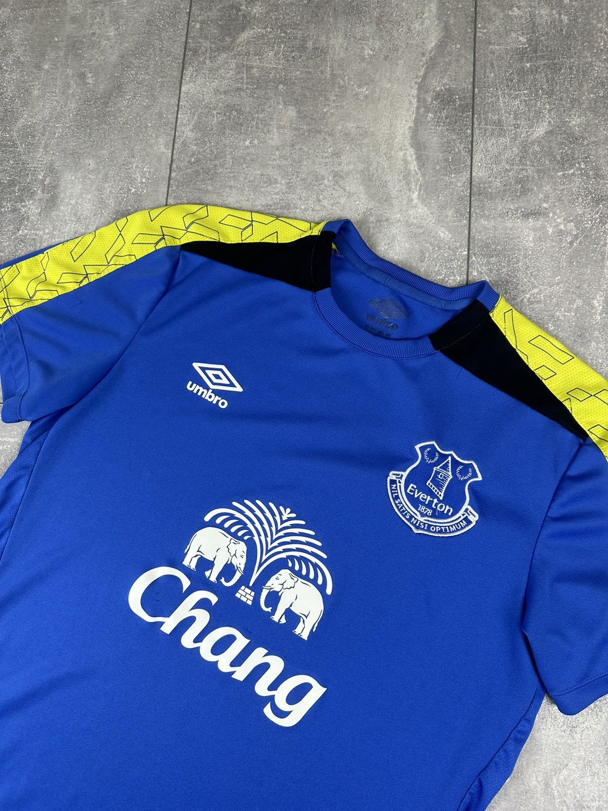 Umbro Umbro Everton FC 2015/16 Training Football Soccer Jersey Size US M / EU 48-50 / 2 - 2 Thumbnail