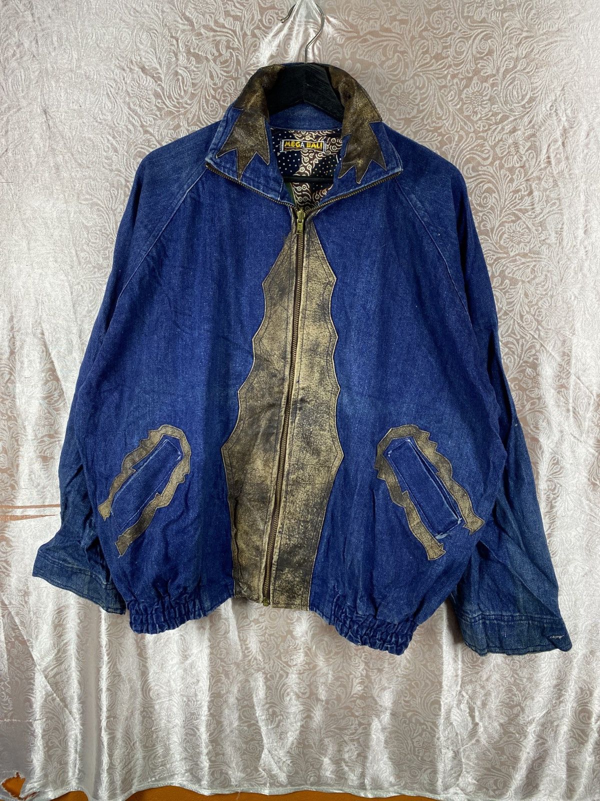 Vintage Vintage MEGA BALI Denim Batik Panel Bomber Jacket Oversized Size US L / EU 52-54 / 3 - 3 Thumbnail