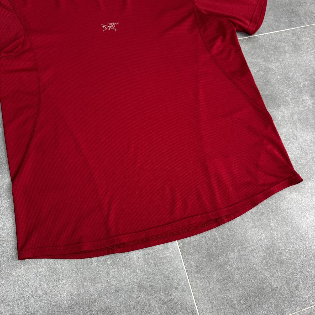 Arc'teryx Vintage Arc'teryx Arcteryx Reflective Logo Y2K Red T-Shirt Size US L / EU 52-54 / 3 - 5 Thumbnail