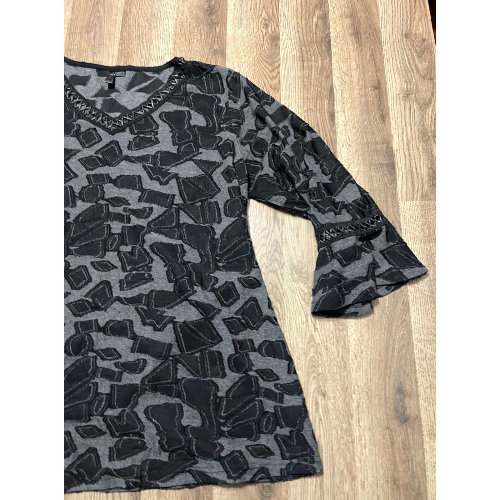 Triangl Ethyl Shirt Women XL Black Gray V-Neck Long Sleeve Triangles Shirt Womens XL Black Gray V-Neck Long Sleeve Triangles Size XL / US 12-14 / IT 48-50 - 4 Thumbnail