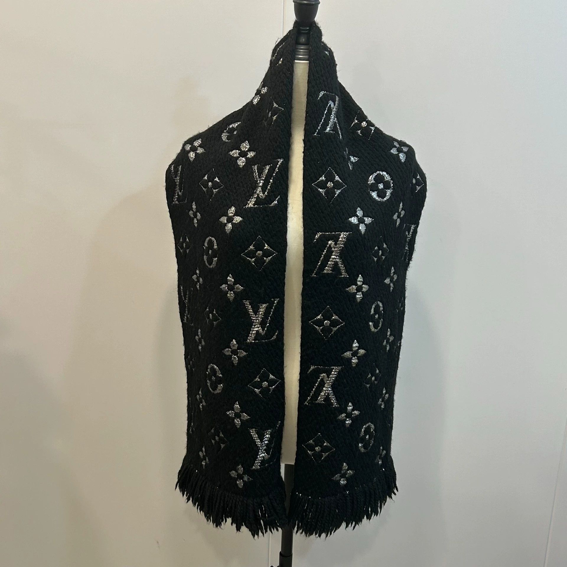 Louis Vuitton Louis Vuitton Reversible Black Silver Logo Scarf Size ONE SIZE - 1 Thumbnail