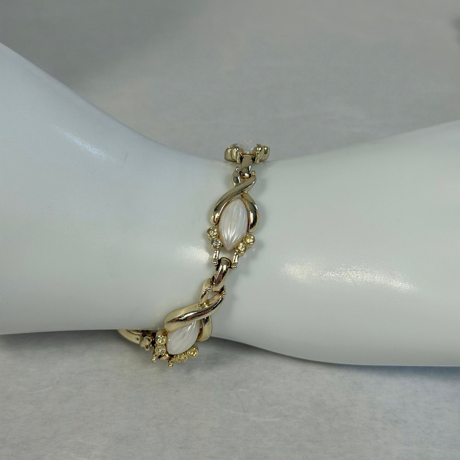 Vintage VTG 1958 Sarah Coventry My Fair Lady Thermoset Jewelry Set Size ONE SIZE - 9 Thumbnail