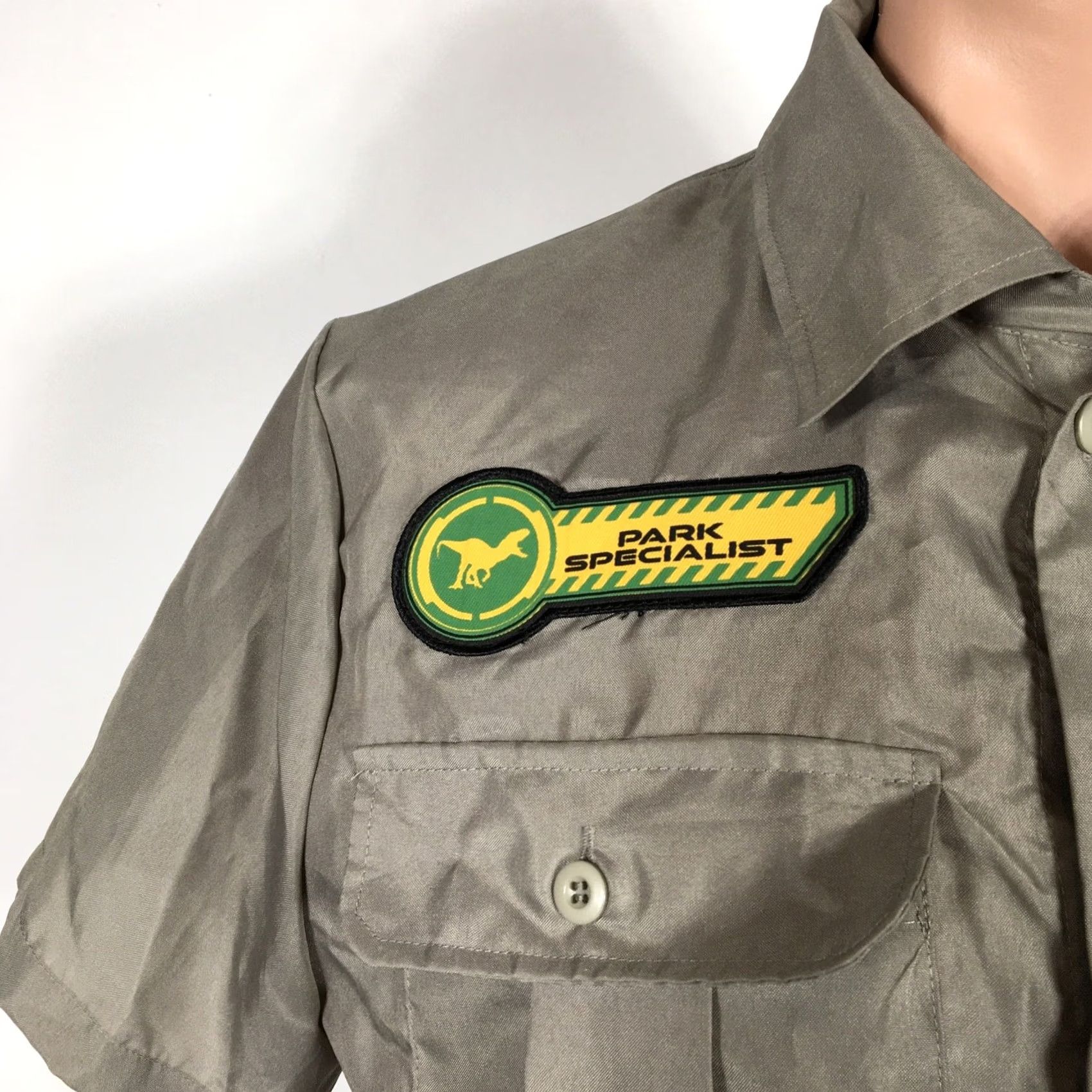 Vintage Jurassic World Mens M Gray Greige Park Specialist Employee Costume Universal Short Sleeve Button-Up Shirt Casual Travel Regular Fit Mens Size US M / EU 48-50 / 2 - 2 Thumbnail