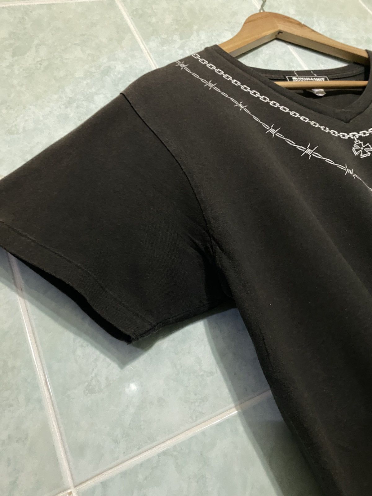 20471120 × Japanese Brand × Vintage VINTAGE SKULLSHIT CROSS CHAINS V COLLAR JAPAN TSHIRT Size US L / EU 52-54 / 3 - 3 Thumbnail