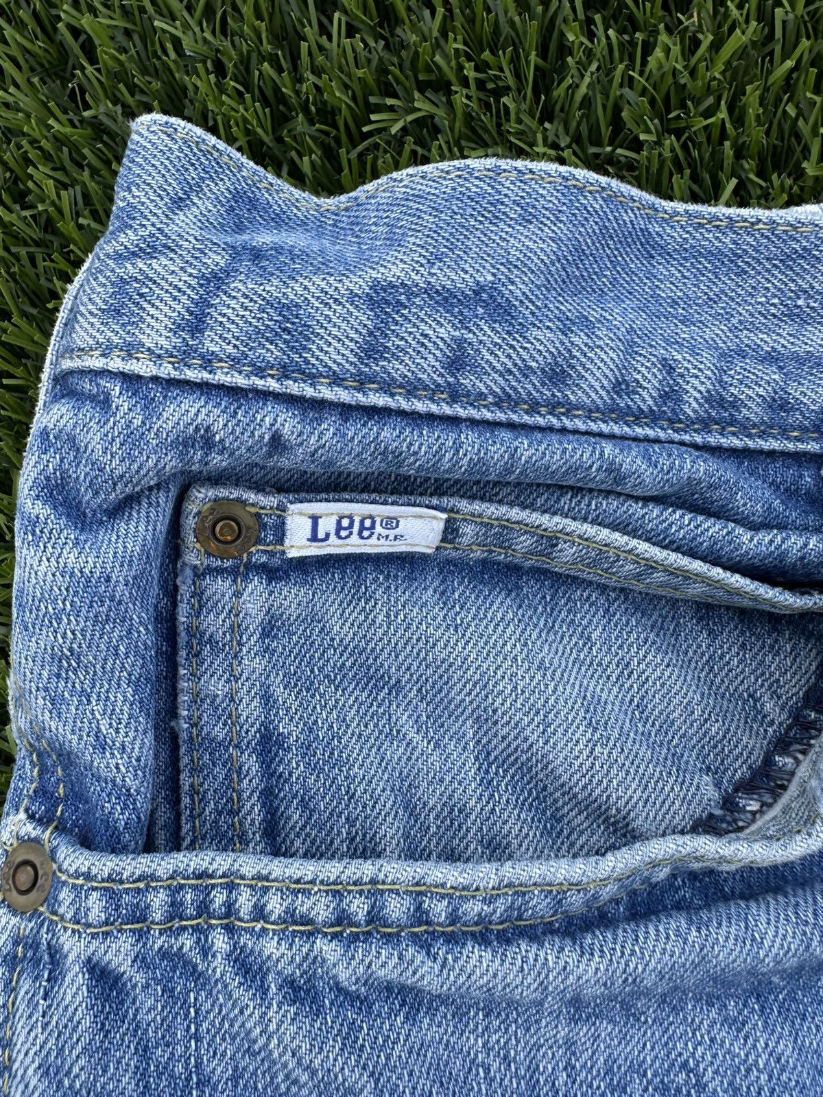 Lee Vintage 80s made in USA Lee light-wash jeans Size US 38 / EU 54 - 2 Thumbnail