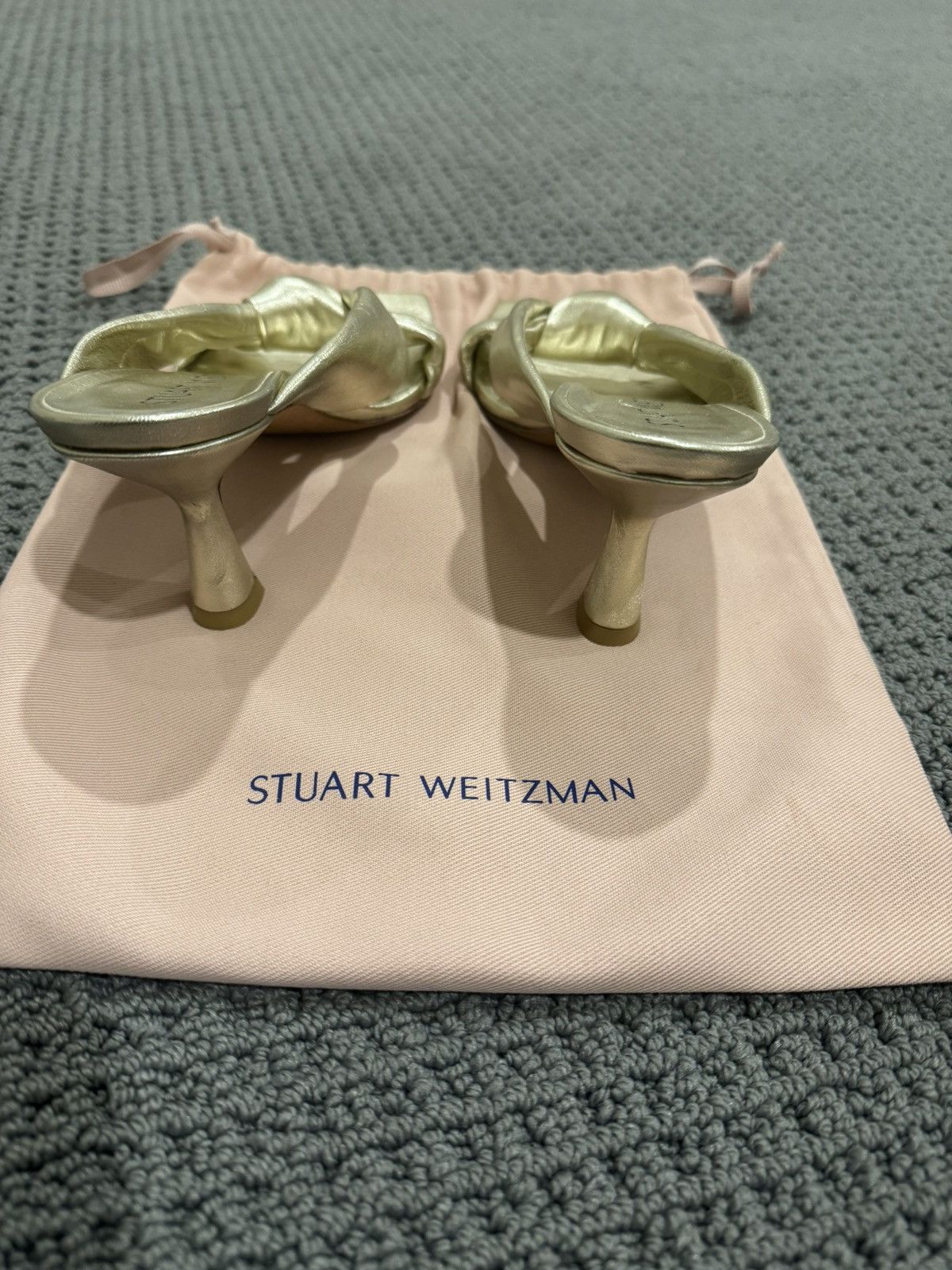 Stuart Weitzman Metallic leather in gold with glam bow Size US 8 / IT 38 - 3 Thumbnail