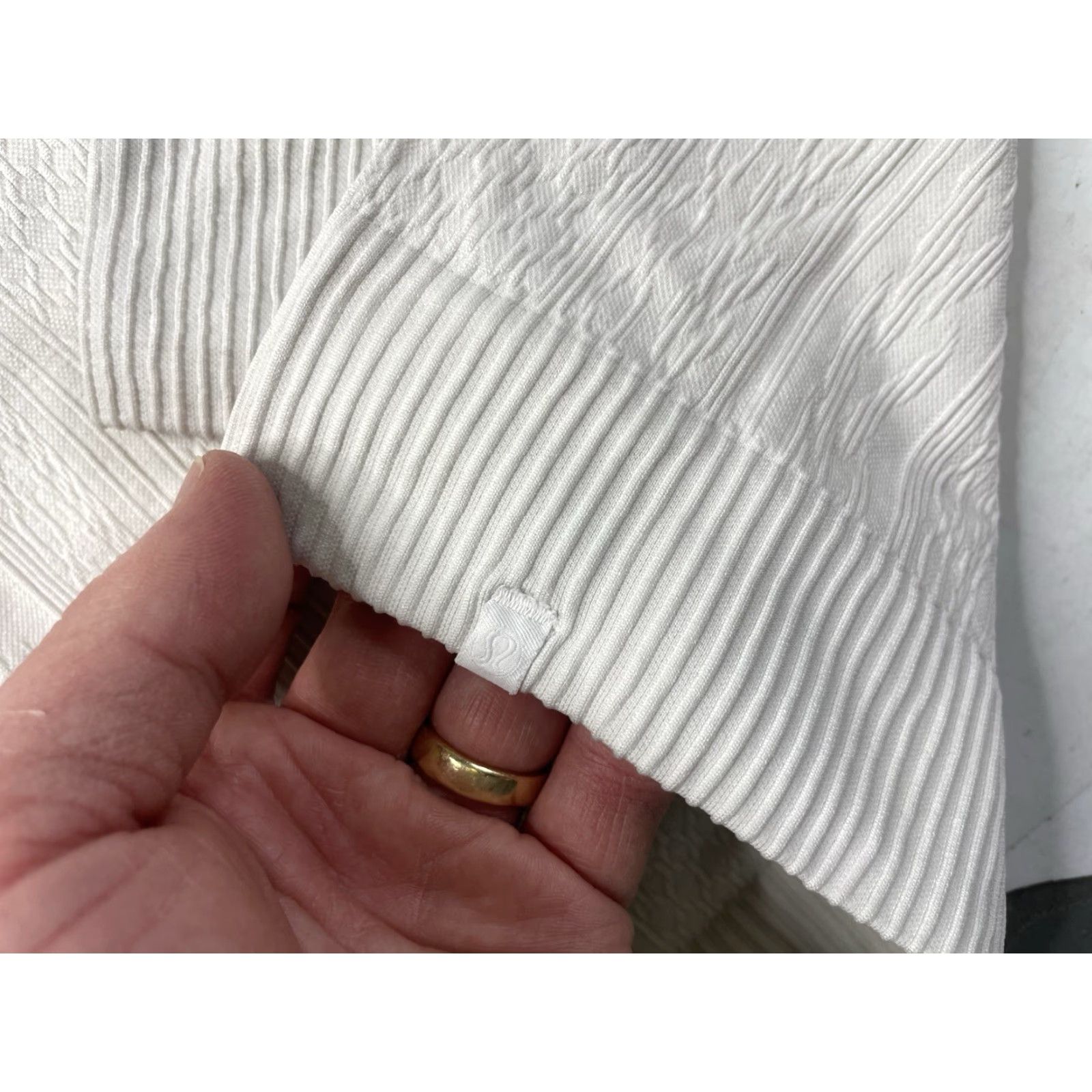 Lululemon Lululemon Textured Rest Less Pullover Long Sleeve Shirt White Size 2 Women Size XS / US 0-2 / IT 36-38 - 4 Thumbnail