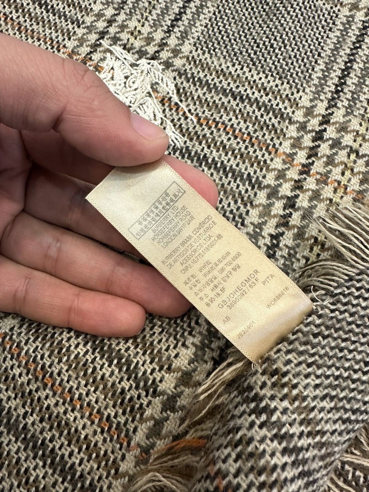 Burberry Burberry 100% Cashmere Plaid Scarf Scotland Embroidered Logo Size ONE SIZE - 6 Thumbnail