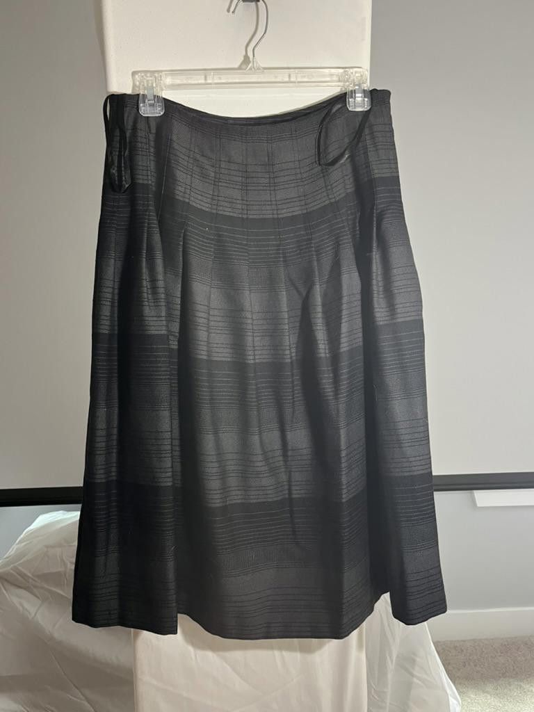 Jones New York Jones New York Signature Black Pleated Skirt Size 6 Size 28" / US 6 / IT 42 - 1 Thumbnail