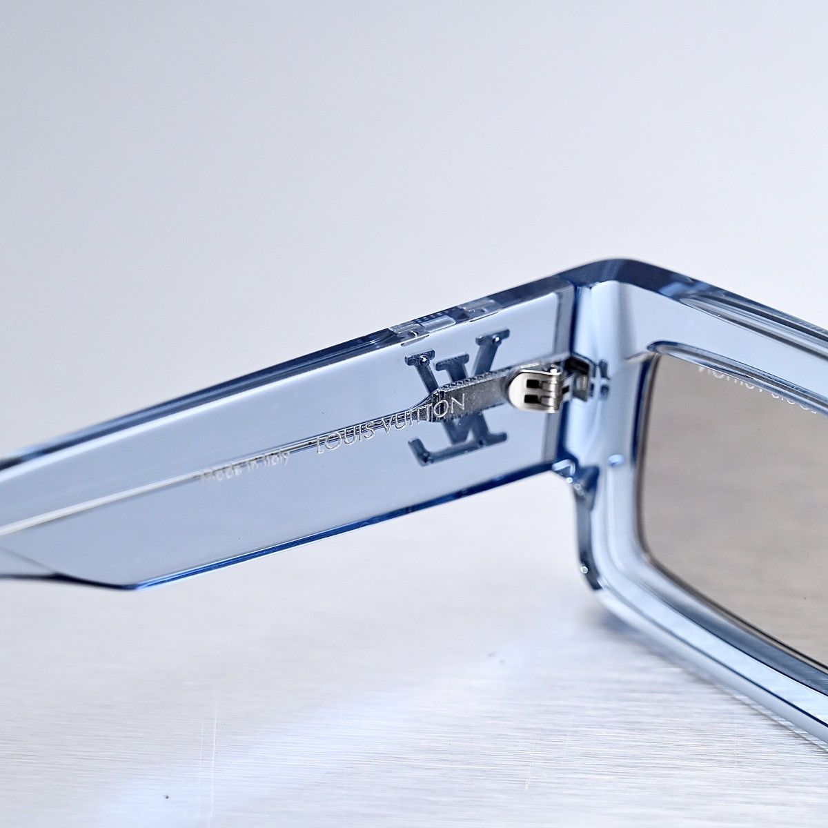Louis Vuitton LOUIS VUITTON CRYSTAL BLUE SUNGLASSES Size ONE SIZE - 6 Thumbnail