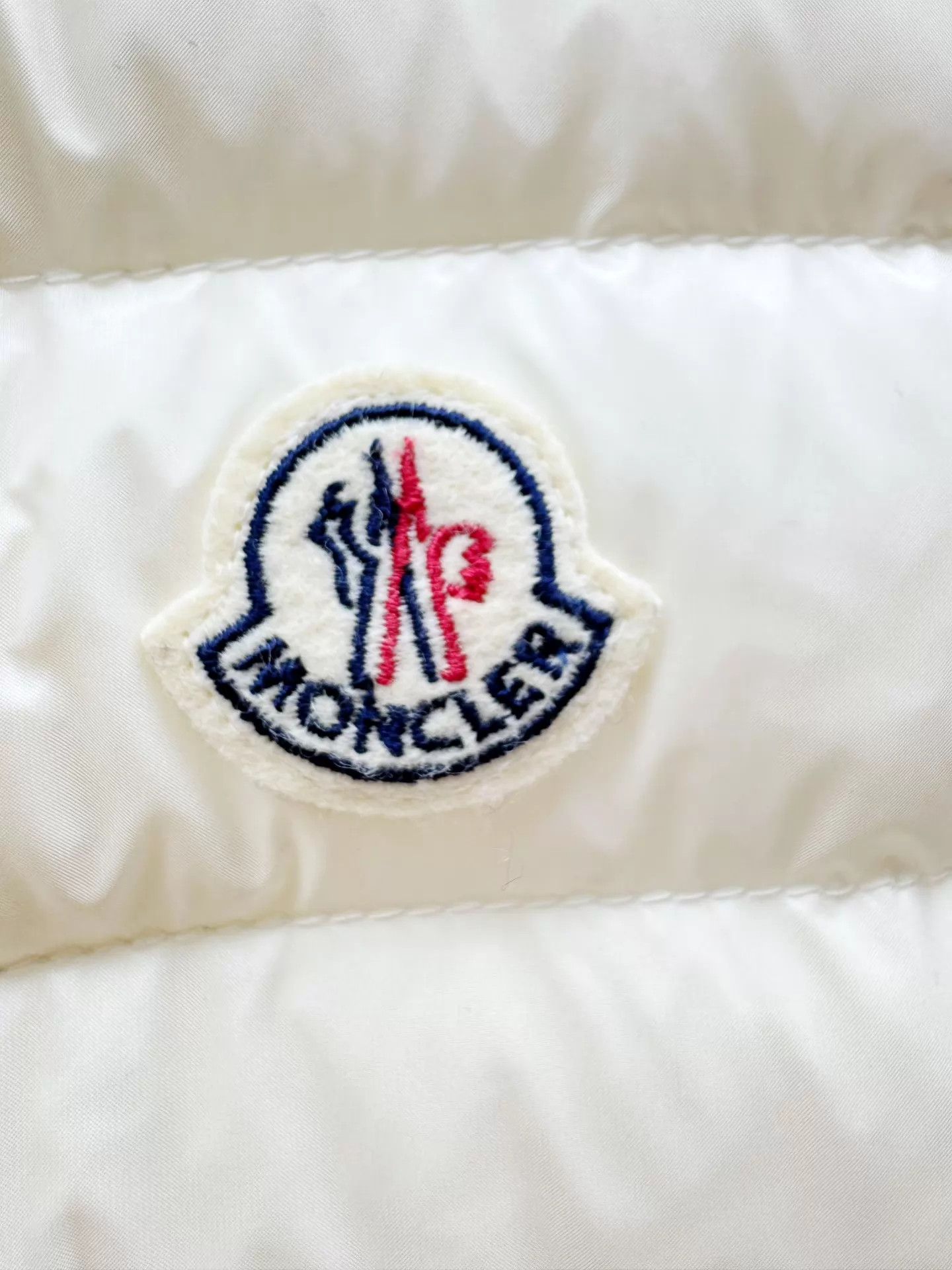 Moncler Moncler down vest authentic size 2 worn 2x b92 l57 Size XS / US 0-2 / IT 36-38 - 2 Thumbnail