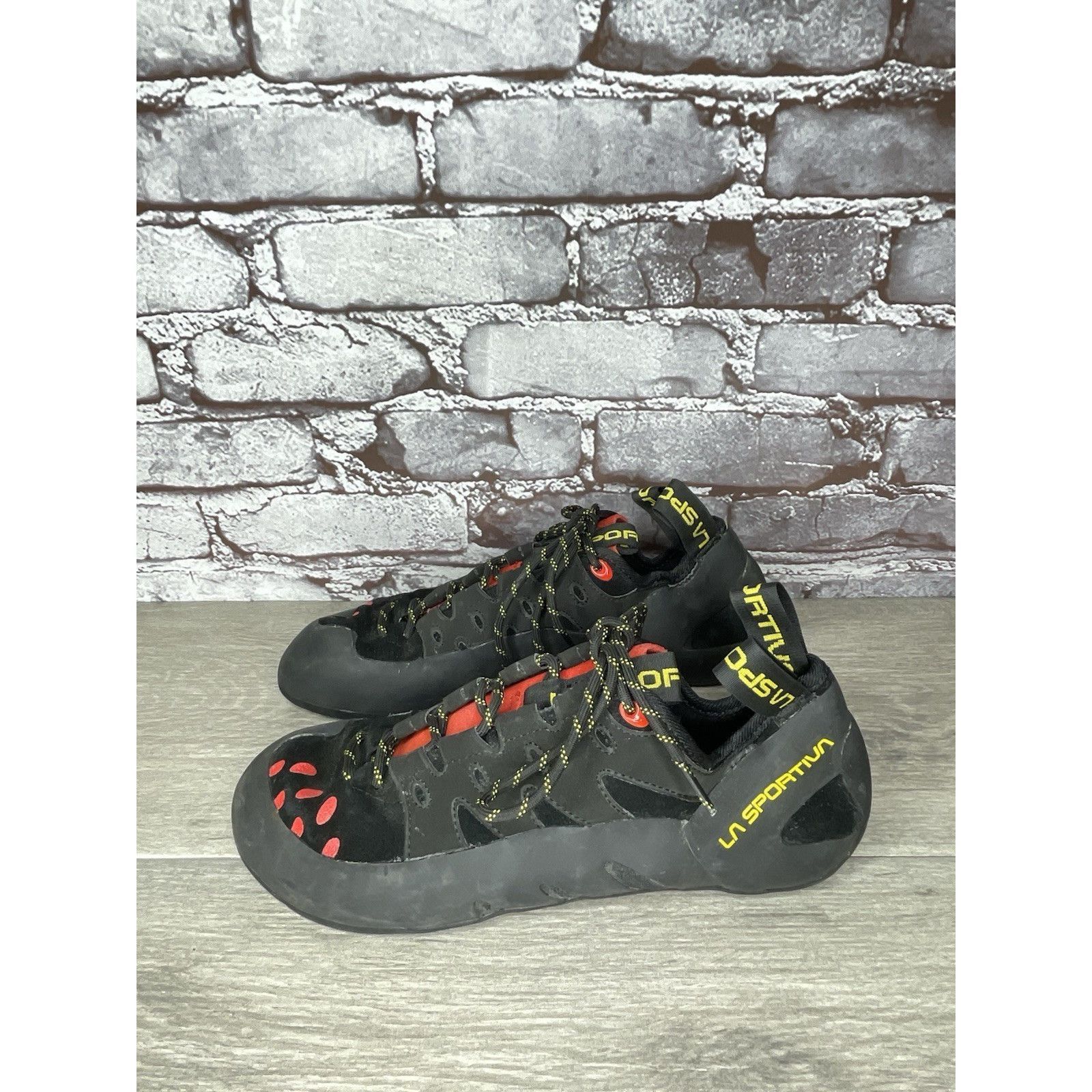 La Sportiva La Sportiva Tarantulace Black Leather Red Rock Climbing Shoe Size US 10.5 / EU 43-44 - 10 Thumbnail
