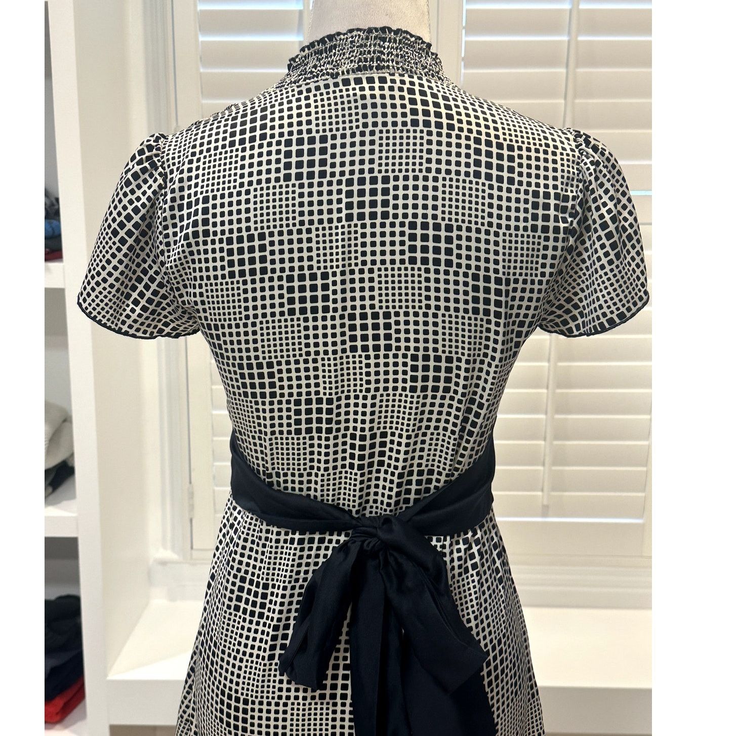 Banana Republic Banana Republic Black White Short Sleeve V Neck Midi Dress 0 Size XS / US 0-2 / IT 36-38 - 5 Thumbnail