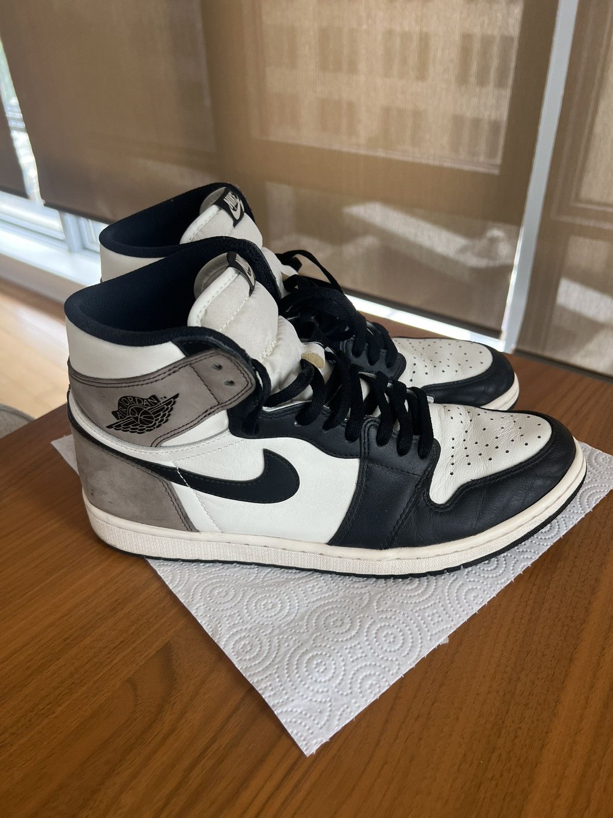 Nike Jordan 1 Retro High Dark Mocha Size US 11.5 / EU 44-45 - 1 Thumbnail