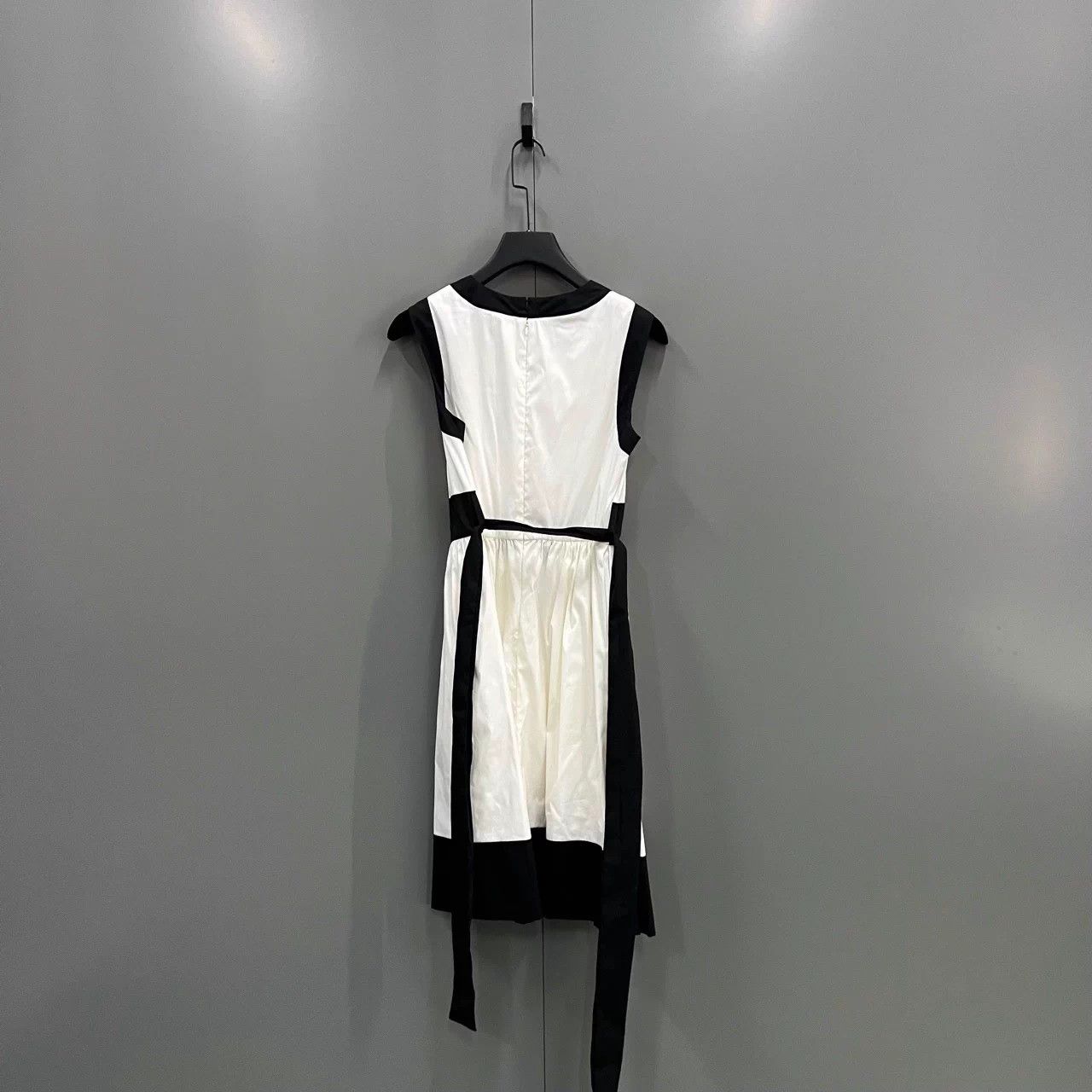 Prada PRADA B&W colorblock s/l dress IT42 NWT Size M / US 6-8 / IT 42-44 - 3 Thumbnail