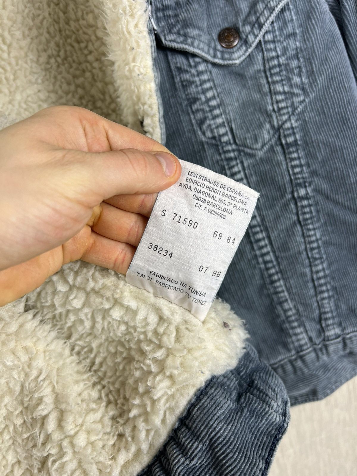 Levi's Vintage 90s Levi’s sherpa corduroy trucker jacket bear retro Size S / US 4 / IT 40 - 15 Thumbnail