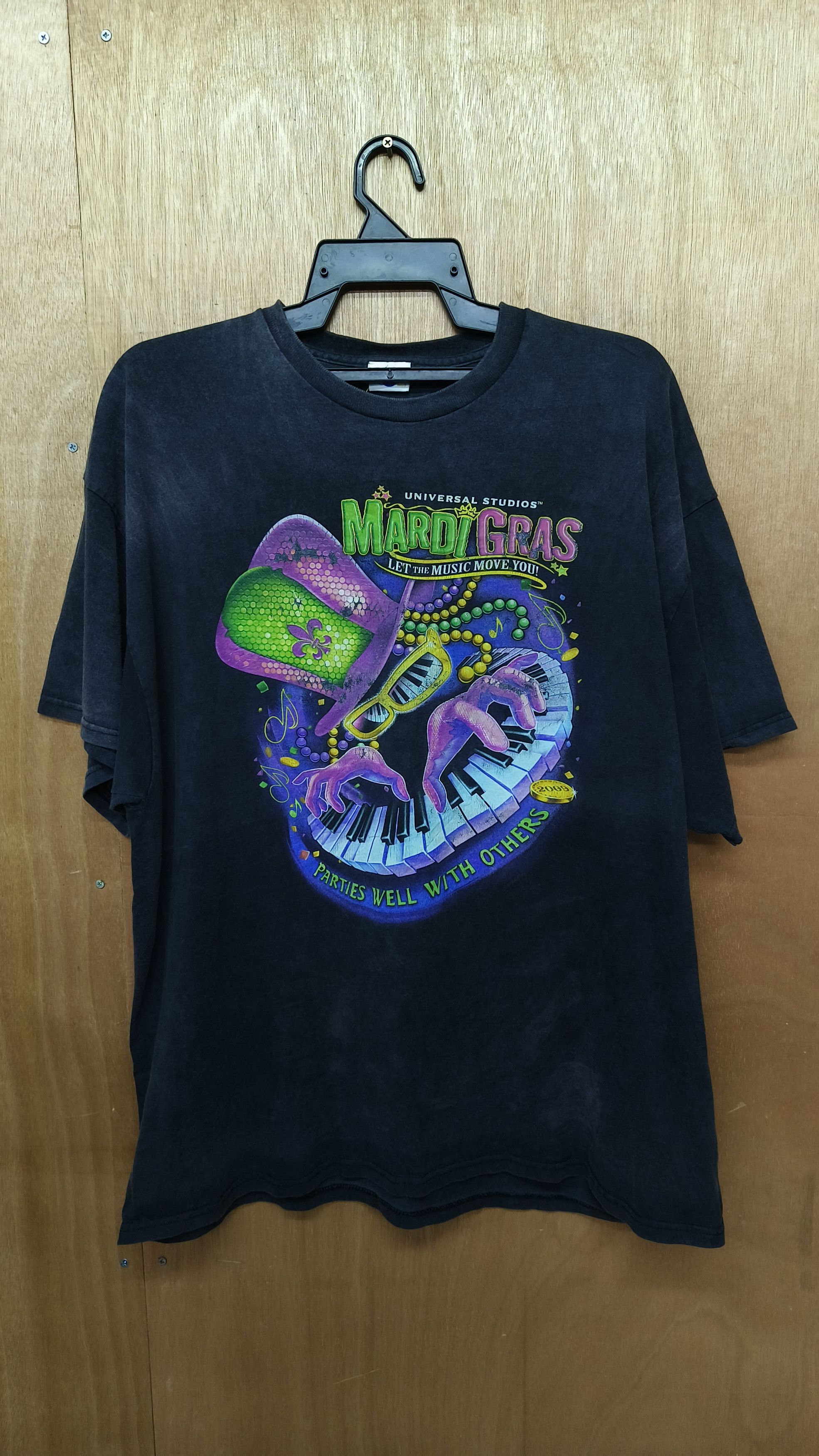 Universal Studios Vintage Black Mardi Gras Universal Studios Tee 2009 faded Size US XL / EU 56 / 4 - 1 Thumbnail