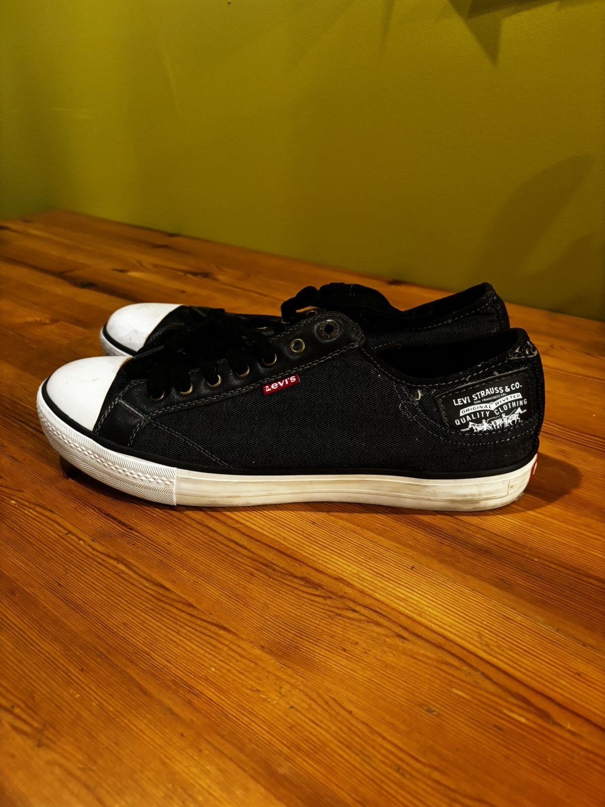 Levi's Men’s canvas sneakers Size US 11 / EU 44 - 2 Thumbnail