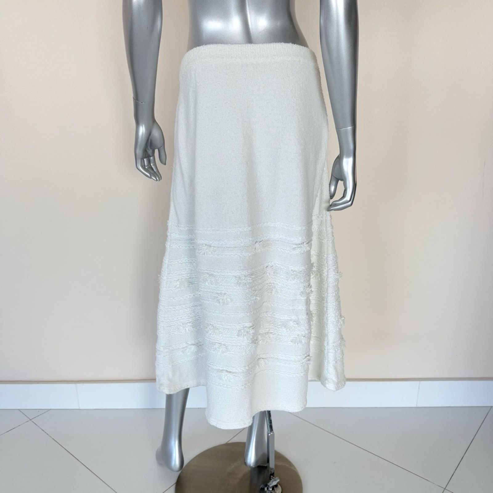 Chanel CHANEL long white skirt size 46FR or 12 US Authentic 2200$ Size 34" / US 12 / IT 48 - 3 Thumbnail