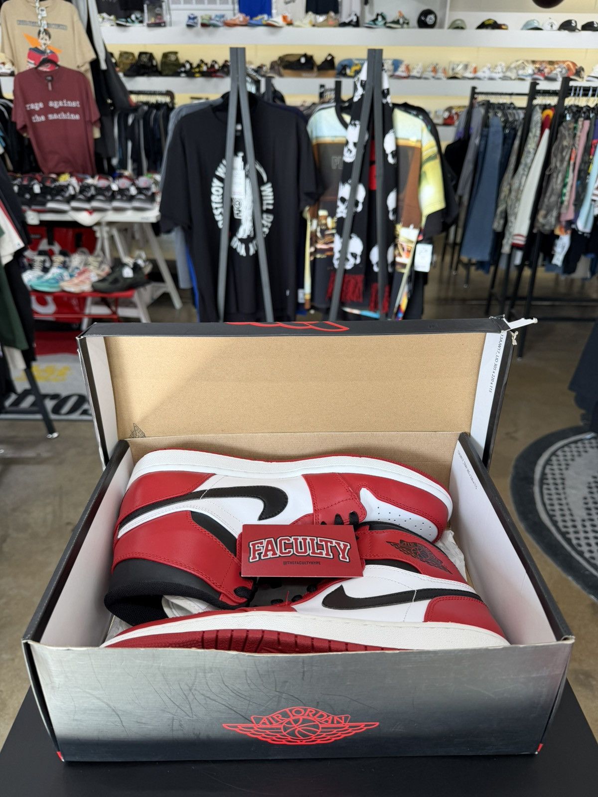 Jordan Brand Air Jordan 1 Chicago Size 9 (2013) Size US 9 / EU 42 - 11 Thumbnail