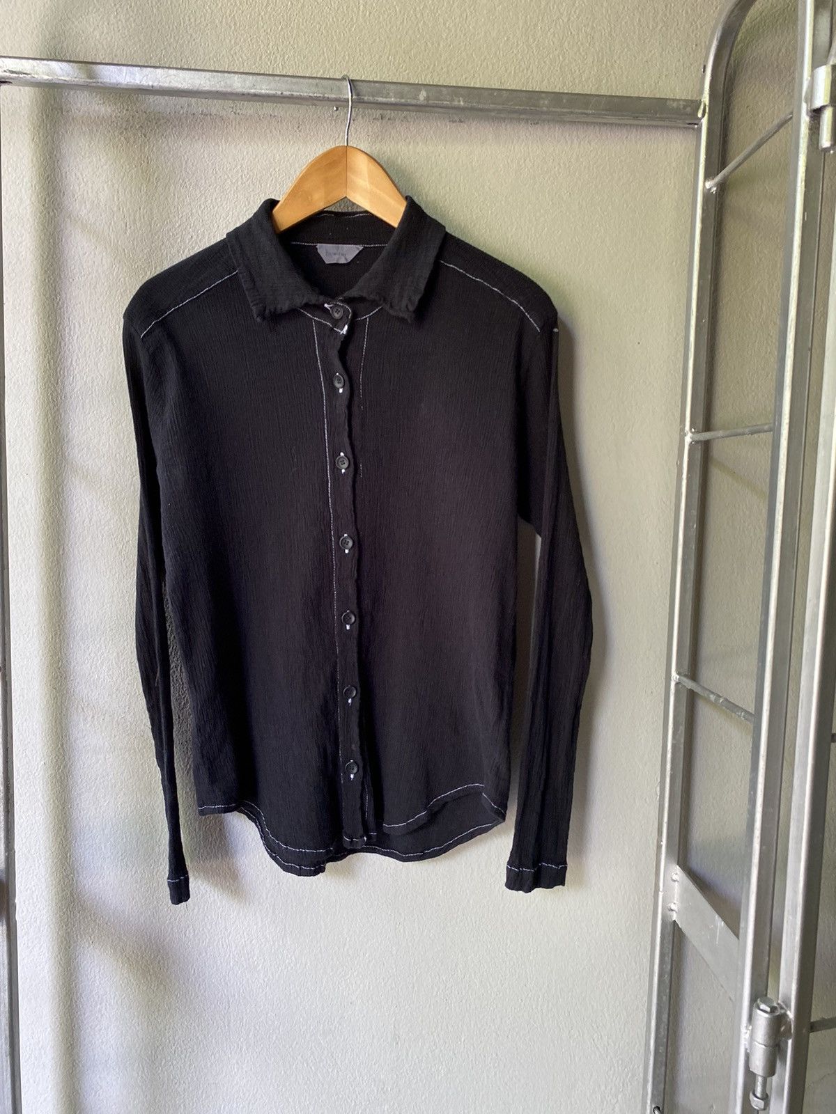 Powder pleated black shirt