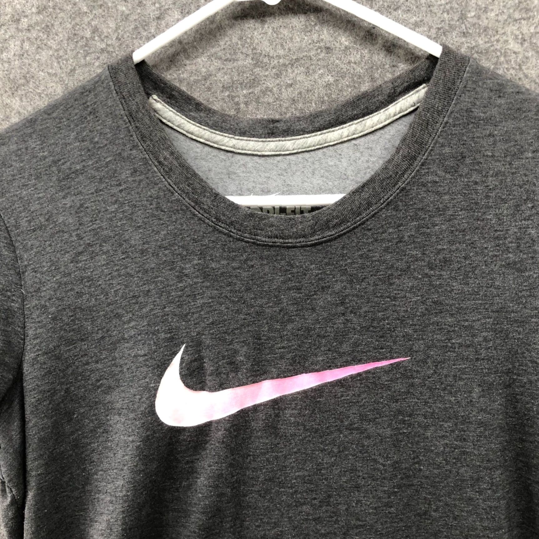 Nike Nike Dri-Fit T-Shirt Women's L Short Sleeve Crewneck Gray Pink Swoosh Logo Size 36" / US 14 / IT 50 - 3 Thumbnail