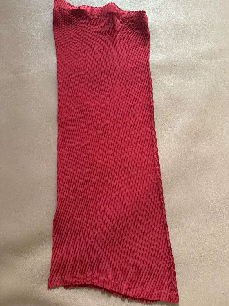 Issey Miyake Issey Miyake size:2 Red small fish-scale skirt Size 31" - 1 Thumbnail