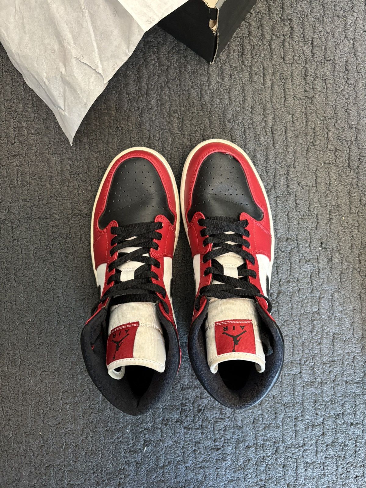 Jordan Brand × Nike Air Jordan 1 Mid Chicago Black Toe Size US 9 / EU 42 - 4 Thumbnail