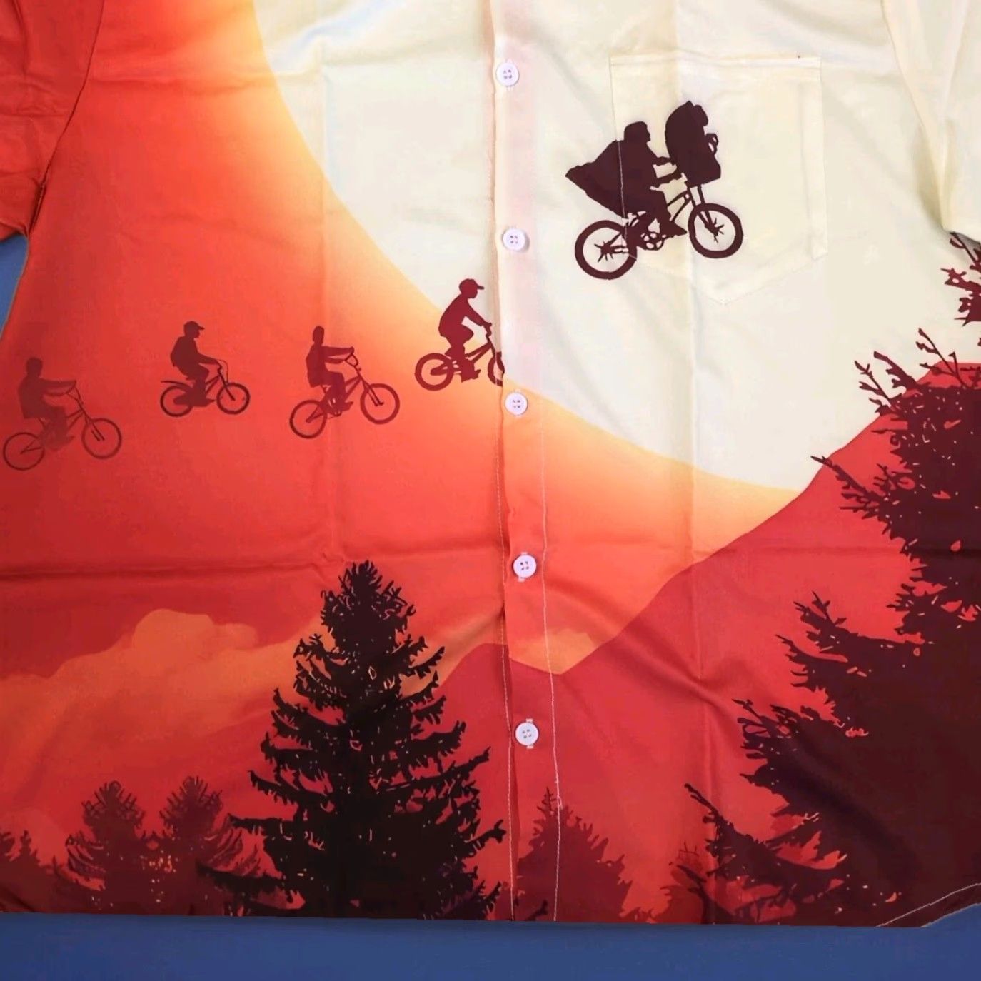 Vintage **ET The Extra Terrestrial Maroon Short Sleeve Button-Up Shirt Size L** User: ET The Extra Terrestrial Maroon Short Sleeve Button-Up Shirt Size L Size US L / EU 52-54 / 3 - 7 Thumbnail